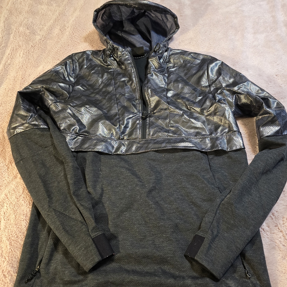 Under Armour Men's Metallic Silver and Gray Windbreaker